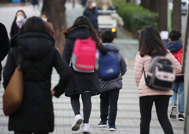 수도권 사회적 거리 두기가 2단계로 격상된 24일 오전 서울의 한 초등학교에서 어린이들이 등교하고 있다.(사진=연합뉴스)