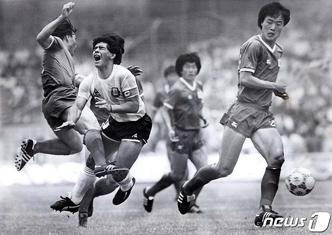 1986년 멕시코 월드컵 조별리그 1차전에서 한국의 허정무 선수가 마라도나에게 거친 태클을 하고 있다. © 로이터=뉴스1