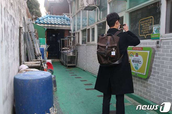 3일 서울 관악구의 한 교회에 설치된 베이비박스 옆 드럼통 주변에서 수건에 싸여 있는 남아의 시신이 발견됐다. 아기는 탯줄과 태반이 붙어있는 상태였던 것으로 전해진다. 사진은 아이가 발견됐던 드럼통 인근. 2020.11.03/뉴스1 © News1 강수련 기자