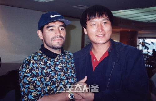 지난 1995년 9월 디에고 마라도나가 보카주니어스 소속으로 방한해 한국 A대표팀과 친선경기를 치렀을 때 허정무 대전하나시티즌 이사장과 찍은 사진. 스포츠서울DB