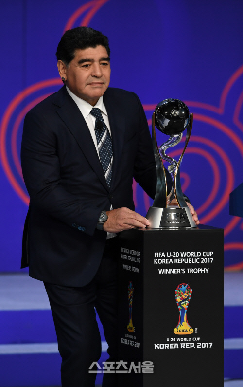 마라도나가 지난 2017년 3월15일 FIFA U-20 월드컵 조 추첨식이 열린 수원SK아트리움에서 우승트로피를 들고 입장하고 있다. 박진업기자