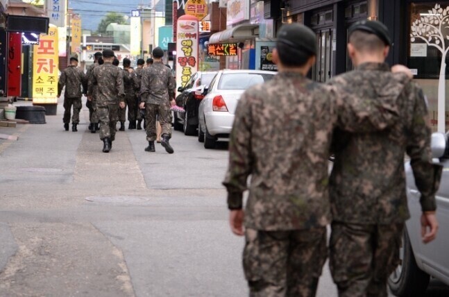 지난 5월, 강원 화천군 시내가 외출을 나온 군장병으로 북적이고 있다. 화천군 제공