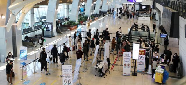 26일 오후 제주로 가는 탑승객들이 서울 강서구 김포국제공항 국내선 출국장에들어서고 있다. 제주도관광협회에 따르면 11월 제주 내국인 관광객 수는 88만여명(22일 기준)으로 지난해 같은 기간보다 0.9% 많았고, 주말에는 지난 추석과 한글날 연휴보다 더 많은 관광객이 제주를 방문한 것으로 나타났다. 뉴시스