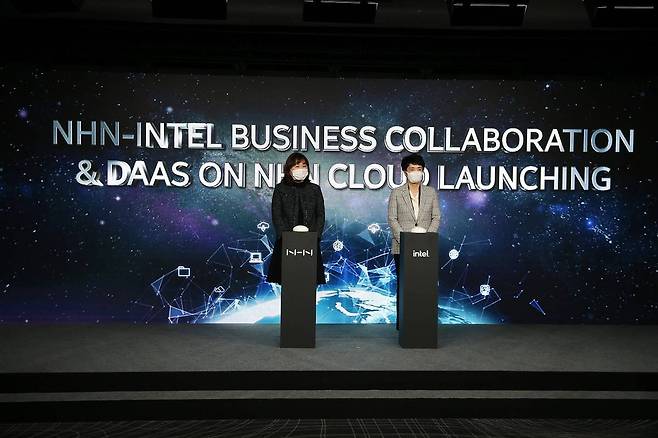 진은숙 NHN CTO(왼쪽)와 권명숙 인텔코리아 대표(오른쪽)가 'NHN·인텔 공동 웨비나'에서 사업 협력 기념 세레머니를 하고 있다. <출처=NHN>