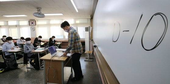 지난 23일 오후 대전의 한 고등학교 3학년 교실에서 고3 수험생들이 막바지 수능 준비를 하고 있다. 뉴스1