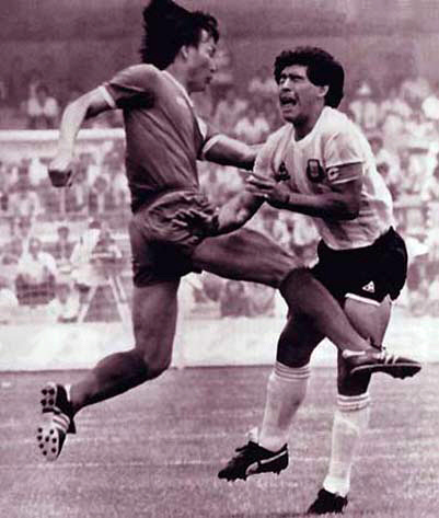 1986년 멕시코 월드컵 한국과 아르헨티나전에서 한국 허정무(왼쪽)가 디에고 마라도나의 허벅지를 걷어차고 있다. 경향신문 자료사진