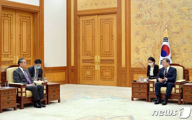 문재인 대통령이 26일 오후 청와대에서 왕이 중국 외교부장 겸 국무위원을 접견하고 있다. /사진=뉴스1