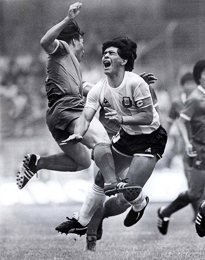 디에고 마라도나(오른쪽)가 1986 멕시코 월드컵 조별리그 대한민국과의 경기에서 허정무의 거친 태클에 괴로워하고 있다. 연합뉴스