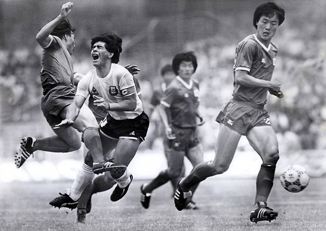 1986년 멕시코 월드컵 한국과 아르헨티나의 조별리그 경기에서 한국의 허정무가 아르헨티나의 마라도나를 거칠게 수비하는 장면.  연합뉴스