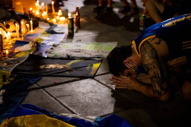 한 축구팬이 부에노스아이레스의 광장에서 마라도나를 추모하고 있다. 게티이미지코리아