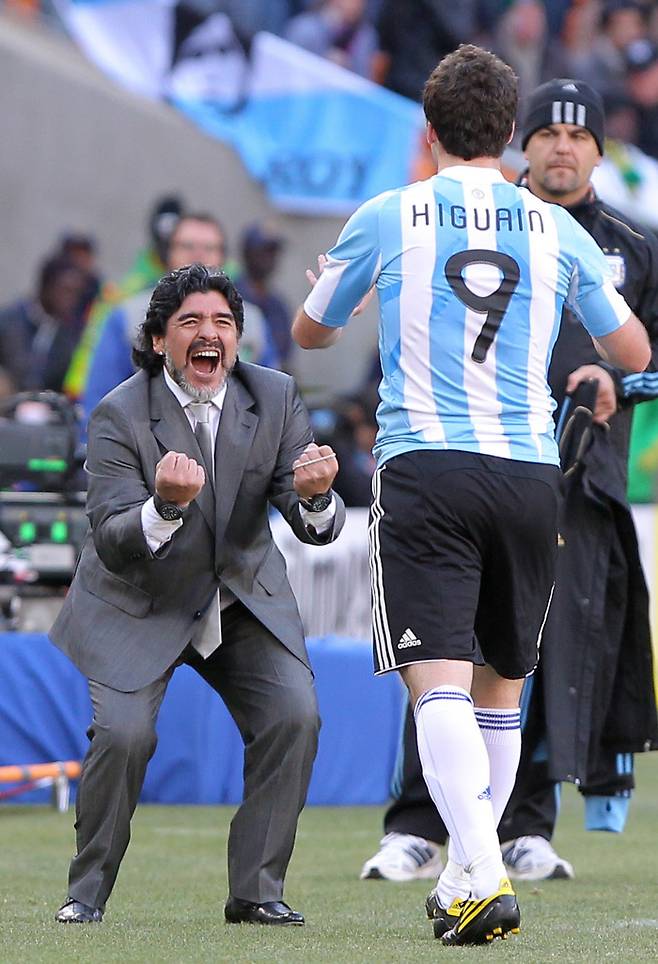 2010년 6월 남아공 프리토리아에서 열린 2010 남아공 월드컵 한국과 아르헨티나전에서 경기에서 이과인의 골에 환호하는 마라도나. 연합뉴스