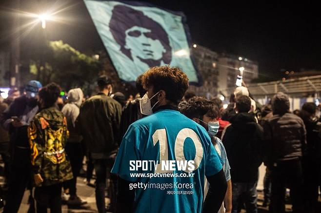 ▲ 디에고 마라도나 사망 소식이 전해지자 추모 행렬에 나선 나폴리 시민들