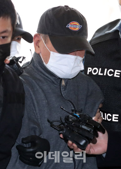 마포 공덕동의 모텔 건물에 불을 지른 혐의로 체포된 A(69)씨가 27일 오전 서울 서부지법에 영장실질심사를 받기 위해 들어서고 있다.(사진=이데일리 방인권 기자)