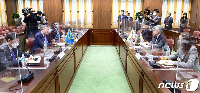 한-카자흐스탄 외교장관회담이 25일 서울 도렴동 외교부 청사에서 열렸다. (외교부 제공)© 뉴스1