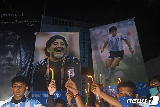 세상을 떠난 아르헨티나를 추모하는 아르헨티나 축구팬들. © AFP=뉴스1