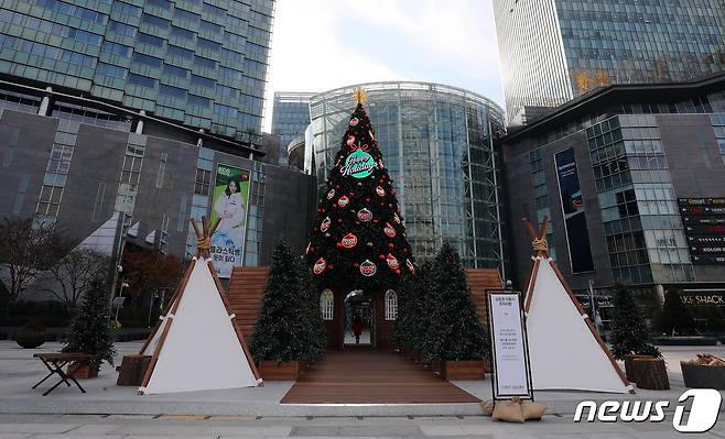 크리스마스와 연말을 앞둔 27일 대형 트리가 설치된 서울 영등포구 타임스퀘어앞 광장이 코로나19 확산으로 인해 비교적 한산한 모습을 보이고 있다. (자료사진) 2020.11.27/뉴스1 © News1 박세연 기자