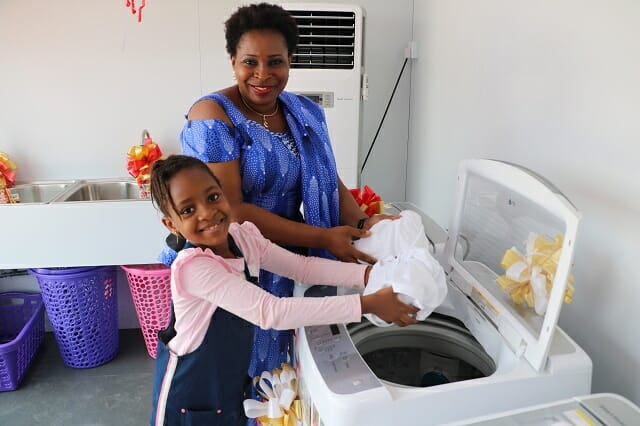LG전자가 현지시간 25일 나이지리아 베닌(Benin)시(市)에 무료 세탁방인 ‘라이프스 굿 위드 LG 워시(Life’s Good with LG Wash)’를 열었다. 현지주민들이 무료 세탁방에서 세탁기를 체험하고 있다.(사진=LG전자)