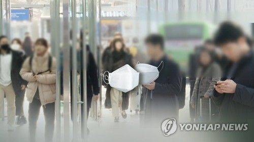 코로나19가 연일 확산하고 있는 가운데 일부 시민들은 여전히 마스크를 턱에 걸치는 이른바 '턱스크'를 하고 있어 사람들의 불만이 이어지고 있다. [이미지출처=연합뉴스]