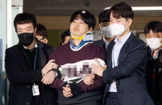 미성년자 성착취물 영상을 제작하고 유포한 '박사방' 운영자 조주빈이 서울 종로경찰서에서 검찰로 송치되고 있다./사진=연합뉴스