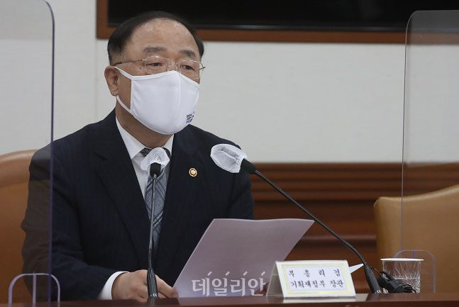 홍남기 경제부총리 겸 기획재정부 장관이 27일 서울 종로구 정부서울청사에서 열린 연구기관장 및 투자은행 전문가 간담회에 참석해 발언하고 있다. ⓒ뉴시스