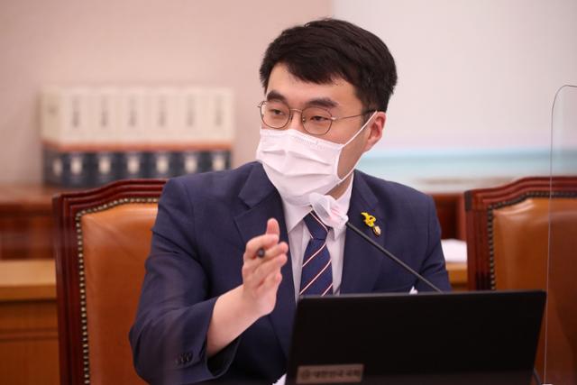 김남국 더불어민주당 의원이 지난달 22일 국회에서 열린 법제사법위원회의 대검찰청에 대한 국정감사에서 질의를 하고 있다. 뉴스1