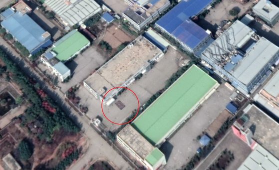 개성공단의 한 공장부지를 촬영한 지난달 25일자 위성사진. 직사각형 모양의 물체(원 안)와 주변에 사람들이 보인다. 사진 Google Earth, Maxar Technologies, VOA 캡처