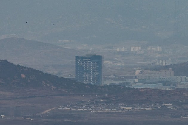 북한의 남북공동연락사무소 폭파 시 충격으로 훼손된 개성공단지원센터가 방치되어 있다. 2020.11.24 [사진=연합뉴스]