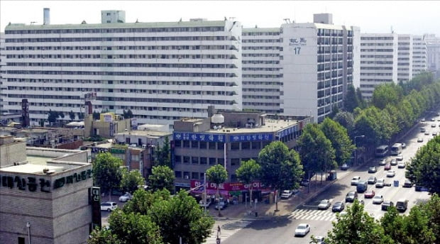 전용면적 84㎡가 전세 10억원에 계약이 이뤄진 강남구 대치동 은마아파트.  한경DB