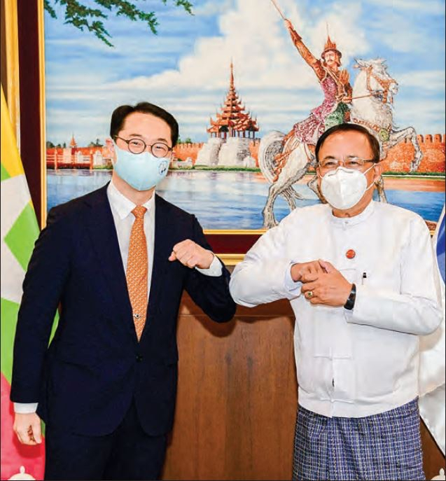 김건 외교부 차관보가 지난 25일 미얀마 국제협력부 장관을 예방한 자리에서 기념 촬영을 하고 있다. [외교부 제공]