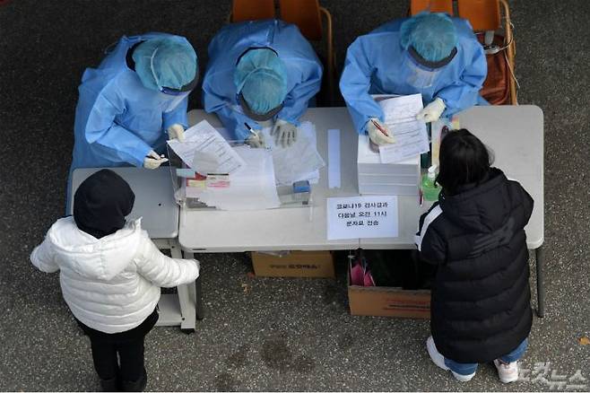 코로나19 확진자 수가 500명을 넘어선 지난 26일 서울 강서구보건소에 마련된 선별진료소를 찾은 시민들이 검사 접수를 하고 있다.(사진=박종민 기자)