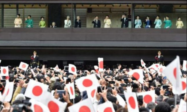지난 1월2일 일본 도쿄 지요다구 왕궁 앞에서 나루히토 일왕 부부(가운데)와 왕족이 참여한 가운데 새해맞이 행사가 열리고 있다. 세계일보 자료사진 
