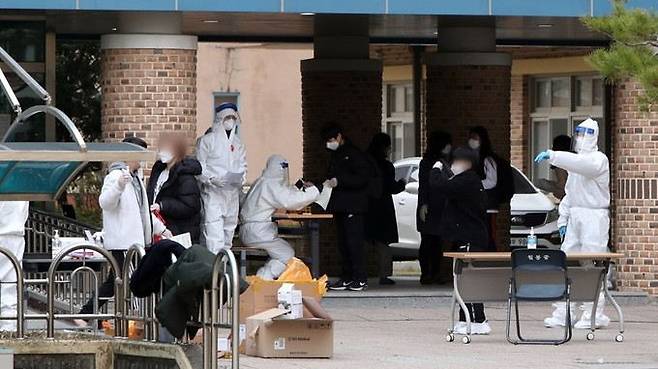 27일 광주 광산구 한 중학교에 설치된 선별진료소에서 학생들이 ‘코로나19’ 진단검사를 받고 있다. 연합뉴스