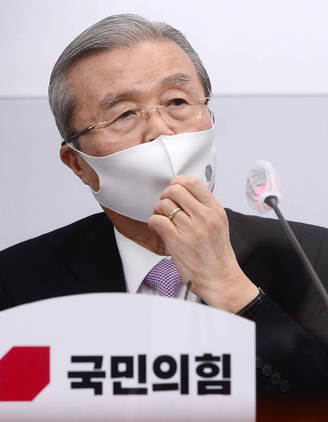 김종인 국민의힘 비상대책위원장이 26일 국회에서 열린 비상대책위원회의에서 마스크를 만지고 있다. /연합뉴스