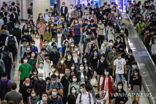 25일 홍콩 지하철역 출근길 모습. [AFP=연합뉴스]