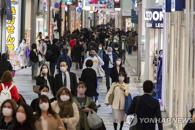 일본 코로나19 하루 신규 확진자 2천500명대 (오사카 AP=연합뉴스) 일본에서 신종 코로나바이러스 감염증(코로나19) 하루 신규확진자가 닷새 만에 다시 2천500명을 돌파한 26일 마스크를 착용한 행인들이 오사카 쇼핑가를 지나가고 있다. leekm@yna.co.kr