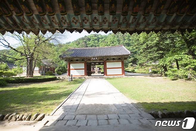 보현사 해탈문에서 본 천왕문. (미디어한국학 제공) 2020.11.28.© 뉴스1