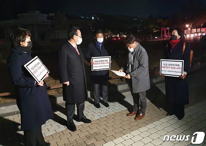 주호영 국민의힘 원내대표가 27일 오후 법무부-검찰 갈등과 관련해 문재인 대통령의 책임을 묻는 초선의원들이 릴레이 1인시위를 벌이고 있는 청와대 앞 분수대를 찾아 청와대 행정관에게 질의서를 전달하고 있다.(국민의힘 제공). 2020.11.27/뉴스1