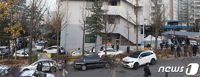 서울 강서구보건소 내 선별진료소에서 시민들이 코로나19 검사를 받기 위해 줄을 서 있다. 2020.11.26/뉴스1 © News1 신웅수 기자