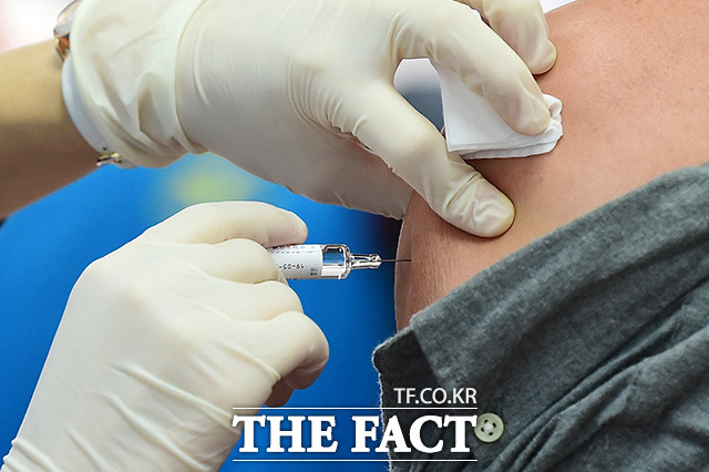 질병관리청이 28일 '인플루엔자 예방접종 현황'을 공개하며 "백신접종과 사망간 인과성이 없는 것으로 판단한다"고 밝혔다. 위 사진은 해당 기사와 무관함 /남용희 기자