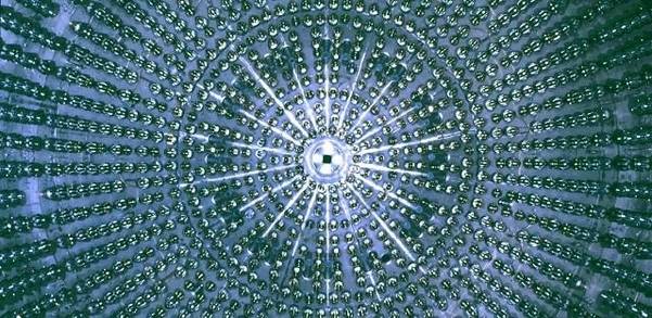 보렉시노 중성미자 검출기의 내벽./보렉시노 공동연구그룹