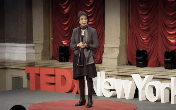 테드에서 강연 중인 라자 박사.