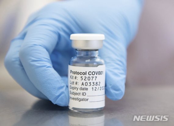 [AP/뉴시스] 2020년 11월23일 영국 옥스퍼드대 제공 사진으로 아스트라제네카와 공동개발한 코로나 19 백신 주사약이다. 2020. 11. 27. … /사진=뉴시스