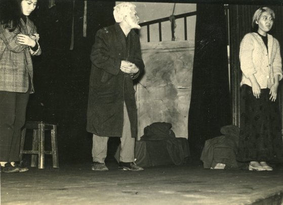 연극 ‘혈거부족’에서 대왕 역을 맡은 황창배(가운데), 1968년 5월. [사진 황창배미술관]