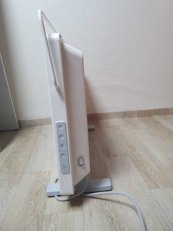 샤오미 '미 스마트 라디에이터' 우측면 모습. 제품을 구동할 수 있는 컨트롤러가 있다/사진=배성수 한경닷컴 기자