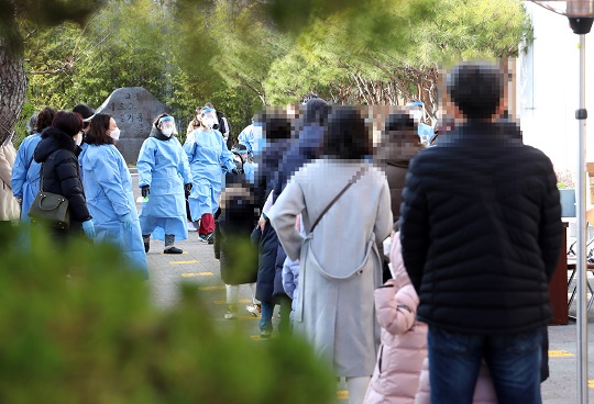 28일 오후 대전시 유성구 한 초등학교에 마련된 코로나19 임시 선별진료소에서 어린이들이 검사 순서를 기다리고 있다. 연합뉴스