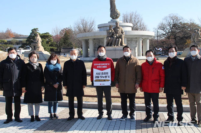 [서울=뉴시스] 최동준 기자 = 김종인 국민의힘 비상대책위원장이 28일 오전 서울 종로구 청와대 앞 분수대에서 1인 시위를 하고 있는 유상범 국민의힘 의원을 찾아 격려하고 있다. (사진=국민의힘 제공) 2020.11.28. photo@newsis.com