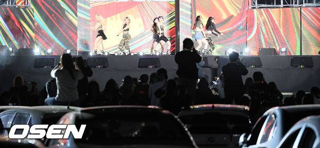 [OSEN=인천, 민경훈 기자] 드라이브 인 페스티벌에서 수많은 팬들이 차에서 내려 무대 앞으로 모여 통제 불능상태가 되고 있다. /rumi@osen.co.kr