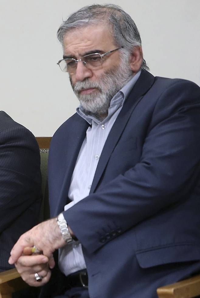 27일(현지시간) 이란 핵무기 개발계획 선구자인 모센 파크리자데(59)가 테헤란 인근에서 암살됐다. 그는 이란군과 연계된 물리학연구센터의 전직 센터장으로서 핵개발 계획을 구상하고 이란의 첫 농축 우라늄 공장을 짓기 위한 부품을 구하는 데에도 개입한 것으로 알려졌다. AP통신이 공개한 자크리자데의 자료사진. 뉴시스