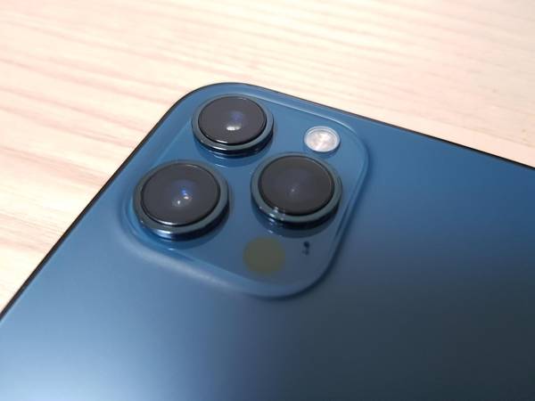 아이폰12 프로맥스 후면 카메라 모습. /이경탁 기자