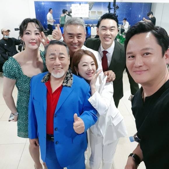 김민희는 트로트 가수 변신 후 올해 MBN '보이스트롯'에 출전했다. 그는 "부족한 게 많다는 걸 깨달은 게 큰 수확이었다"고 털어놨다. 사진 위는 2015년 드라마 '마녀의 성' 출연 당시 동료들과. /김민희 제공